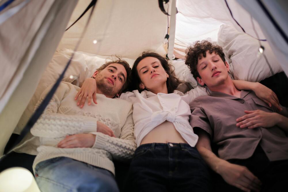 Ist eine Dreiecksbeziehung der Schlüssel zu einer erfüllten Partnerschaft?